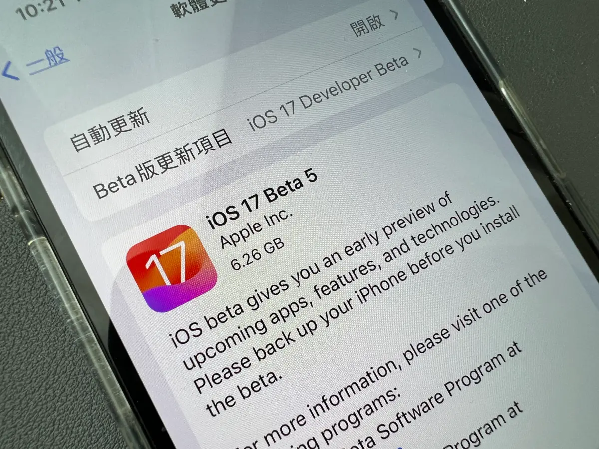 ▲iOS 17將經典的預設通知鈴聲從「三全音」更改為「迴響」，「iPhone 瘋先生」4步驟教學將手機通知聲改回原版。（圖／記者周淑萍攝）