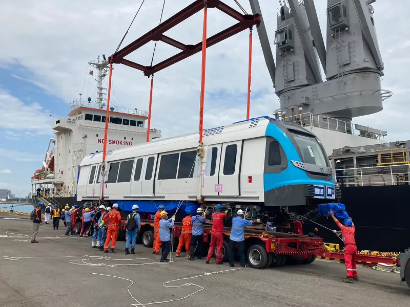 ▲捷運三鶯線首列車抵達台北港，工作人員將列車吊掛放置拖板車準備運往機廠。（圖 ／新北市捷運工程局提供）