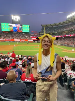 ▲吳克群戴上卡通角色頭套，興奮看MLB球賽。（圖 / 滾石唱片提供）