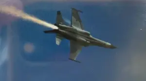 驚險！清泉崗營區IDF戰機表演「發動機突起火」　急降落人機平安
