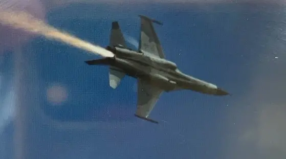 ▲空軍清泉崗基地開放預演，IDF經國號戰機單機表演時發動機突起火。(圖／軍情與航空網站提供)