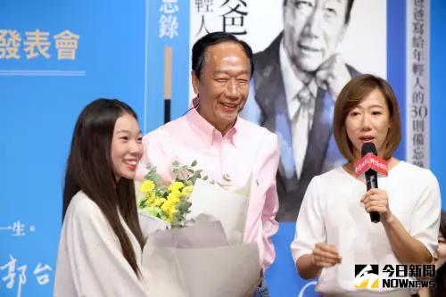 ▲郭台銘（中）過去會帶著妞妞（左）出席活動，近期則較少同框。（圖／資料照）