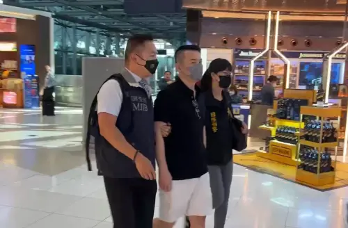郭哲敏 ▲外逃通緝犯郭哲敏在曼谷被押解上機(圖/刑事局提供,2023.08.10)
