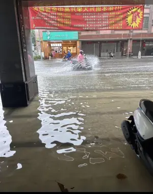 ▲台南安南區淹水，路過車輛都揚起水花。（圖／翻攝自我住台南安南區臉書專頁）