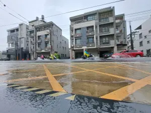 ▲台南安南區淹水，路過車輛都揚起水花。（圖／翻攝自我住台南安南區臉書專頁）