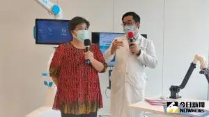 ▲蕭女士分享做完手術後馬上可以下床,而且關節的疼痛感也沒有了,解決了多年來的問題。(圖/記者陳美嘉攝) ▲蕭女士分享做完手術後馬上可以下床,而且關節的疼痛感也沒有了,解決了多年來的問題。(圖/記者陳美嘉攝)