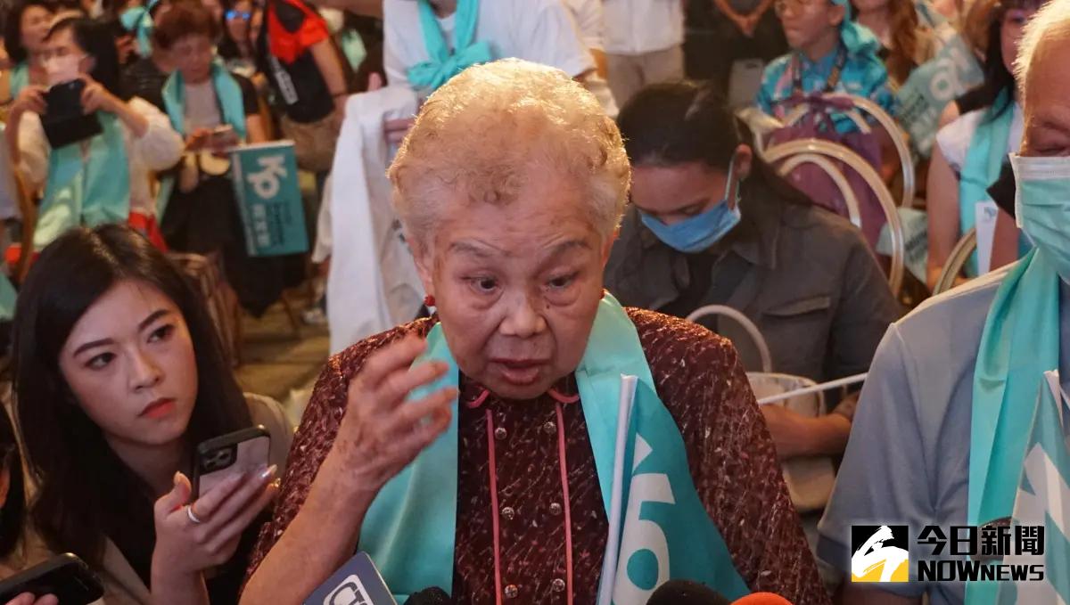 ▲柯文哲的母親何瑞英（中）在新竹的房屋被爆頂樓有違建。（資料照／記者呂炯昌攝）