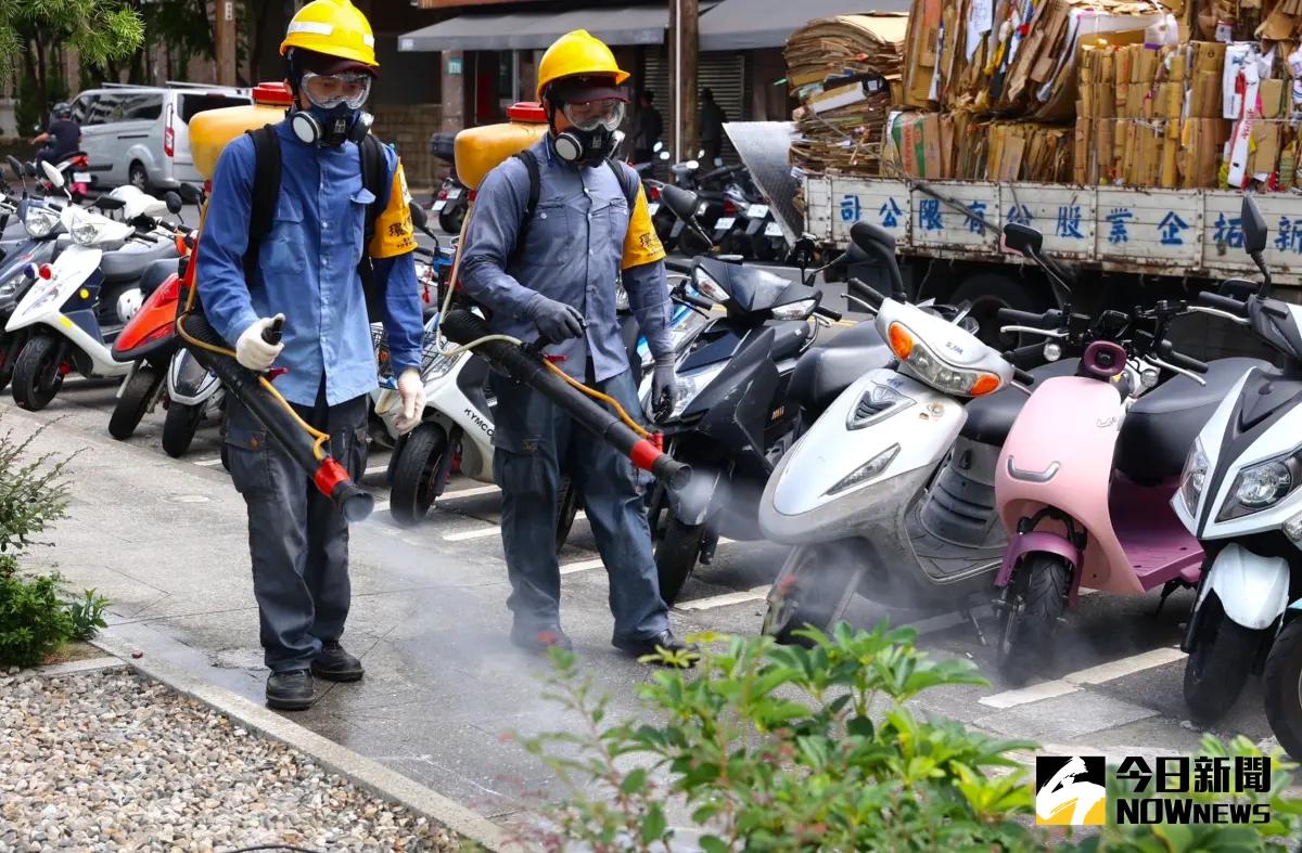 ▲台南市近期登革熱疫情嚴重累計破3000例，安南區衛生所今（1）日下午3時許，在府安路6段43巷1戶民宅執行室內噴藥時，遭到一名歐姓男子拒絕，更持鋸子追砍至門口，嚇壞衛生所護理師與孳清人員，後續警方將該名情緒失控男子控制，由員警陪同戒護就醫。（示意圖非當事畫面／記者鄭孟晃攝 , 2023.08.10）