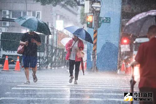 天氣預報／東北季風一波波接力！「這天」雨下最猛　半個台灣濕透

