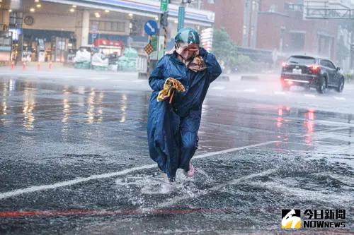 ▲午後對流發展旺盛，氣象局針對多個大區發布大雨特報。易有短延時強降雨。（圖／記者葉政勳攝 , 2023.08.10）