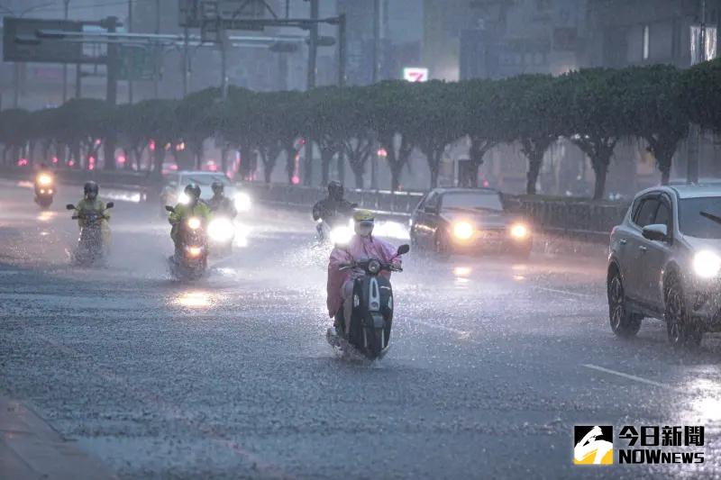 ▲今天午後在各地山區、北部、東半部要注意短時間較大的雨勢，明天開始氣溫將越來越高。（圖／記者葉政勳攝）