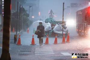 快訊／蘇拉颱風來了！2縣市急發「豪雨特報」　外圍環流雨彈開掃
