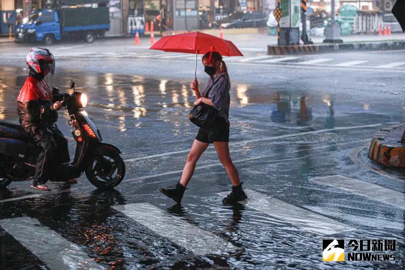 ▲根據中央氣象署預報員指出，受到低壓帶的影響，全台灣明、後兩天都是不穩定的氣候。（圖／記者葉政勳攝）