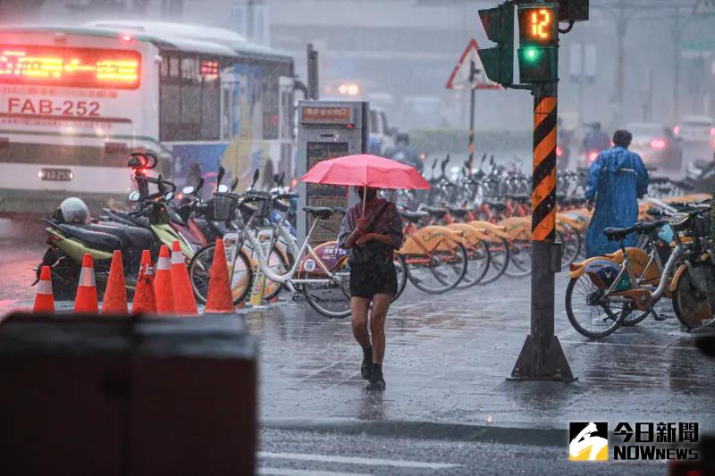 ▲午後對流發展旺盛，氣象署針對台北等15縣市發布大雨特報，易有短延時強降雨。（圖／記者葉政勳攝）