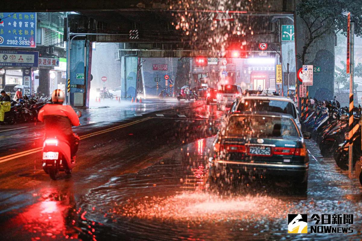 ▲大低壓帶環境不穩定、西南風增強影響，今（18）日午後至晚間，中央氣象署就發布「大雨特報」。（圖／NOWnews攝影中心）