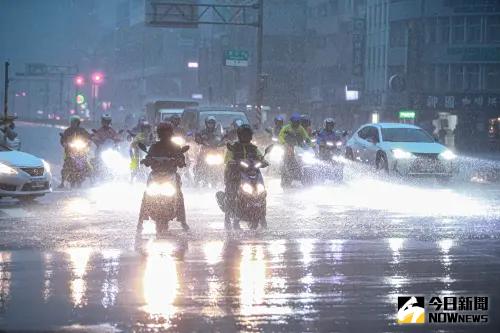 快訊／入夜雨勢猛烈！「17縣市」齊發豪雨特報　臺東縣升級大豪雨
