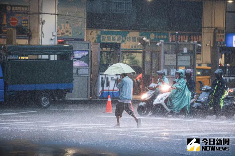 ▲中央氣象署今（27）日傍晚針對台南、高雄、嘉義發布「大雷雨即時訊息」。（圖／記者葉政勳攝）