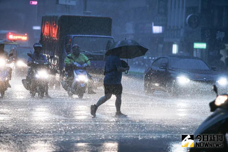 ▲小犬颱風明後兩天的風雨最明顯，專家分析未來兩天台灣各縣市有可能停班停課的機率。（圖／記者葉政勳攝）