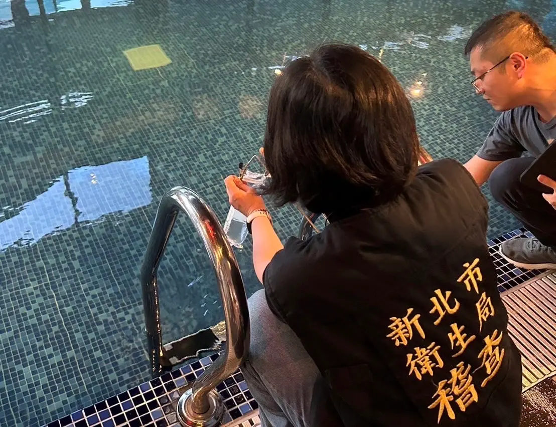 ▲女子感染食腦變形蟲病發身亡，新北衛生局採檢曾到過的親水遊憩設施館水質檢體。（圖 ／新北市衛生局提供）