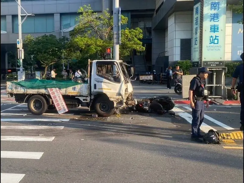 ▲事件中沒有路人遭波及，2名駕駛送往醫院後也無生命危險。（圖／翻攝畫面）