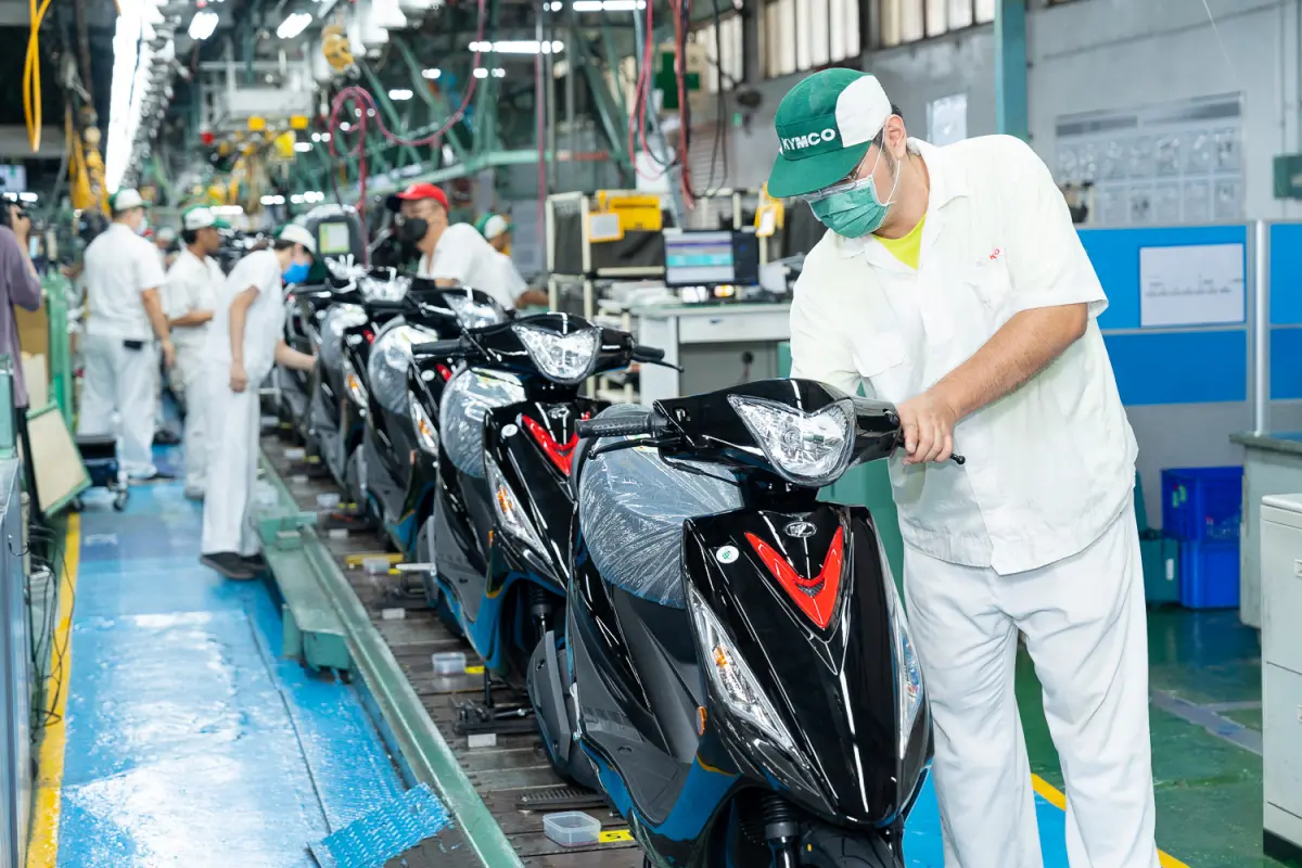 ▲光陽曬出國民神車GP125產線加班生產照片，直接打臉酸民銷庫存的不實留言。（圖／品牌提供）