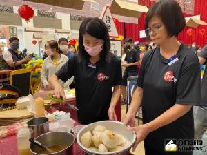 ▲彰化排隊美食北門肉圓參展首日，攤位前大排長龍。（圖／記者金武鳳攝，2023.8.10)