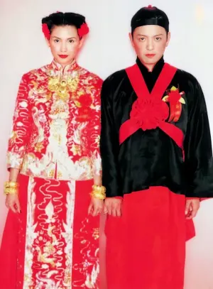 ▲邱淑貞（左）、沈嘉偉當年拍的婚紗照。（圖／翻攝自微博）