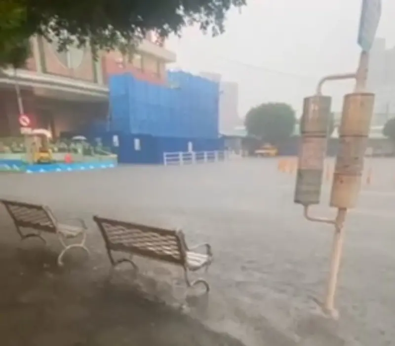 ▲新北市午後強降雨造成多處積淹水。（圖 ／翻攝卓冠廷臉書）