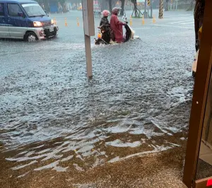 ▲新北市午後強降雨造成多處積淹水。（圖 ／翻攝卓冠廷臉書）