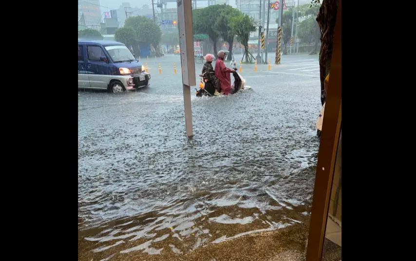 ▲鶯歌地區積水一度淹到小腿肚，步行的民眾也是舉步維艱，車輛也難以通行，鶯歌火車站外的積水更淹到建國路上。（圖／翻攝卓冠廷臉書）