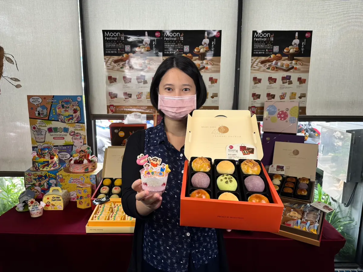 ▲搶攻中秋送禮商機，85度C推9款中秋禮盒搶市，另獨家聯名蠟筆小新公仔蛋糕，超萌限量開賣。（圖／85度C提供）