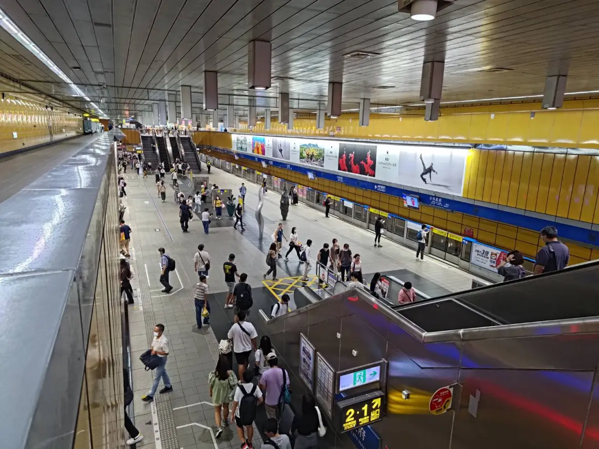 ▲台北市長蔣萬安宣布將調降捷運冷氣溫度，捷運用客看法兩極。（圖／邱新博攝，2023.08.10）