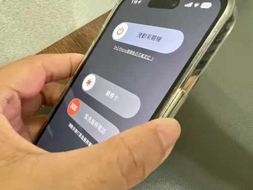 ▲iPhone 只要按「電源鍵5下」就會立即出現「SOS」，還能進階設定，按五下後直接發出警示聲，並於倒數結束後撥打緊急聯絡電話。（圖／周淑萍攝）