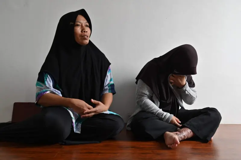▲印尼女傭霍蒂瑪（右）在母親陪同下，泣訴自己於雅加達富裕雇主家中遭受的非人待遇。（圖／翻攝自法新社）