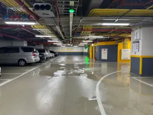 ▲北市公辦都更「斯文首善」地下停車場遇大雨淹水如瀑布。（圖／翻攝自中山大同陳怡君）