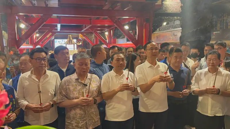 ▲侯友宜第一次踏進鎮瀾宮，向大甲媽祈求兩岸和平、台灣平安。（圖／記者顏幸如攝，2023.08.11）