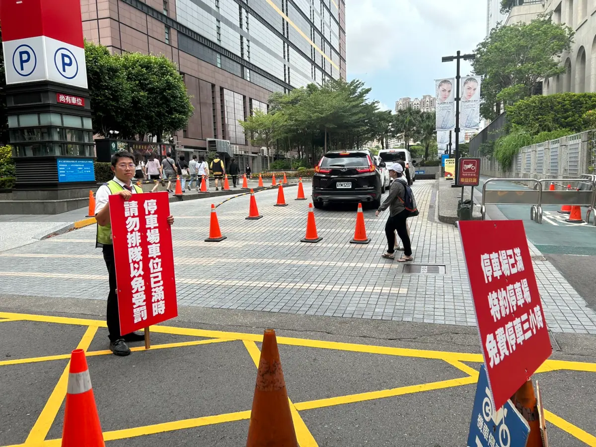 ▲交通局求七期百貨業者，於停車場滿場時應勸離車輛導引至周邊特約停車場(圖／交通局提供2023.8.11)