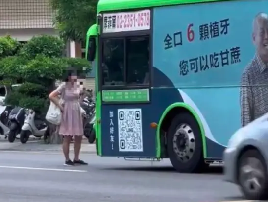 ▲台中婦人沒搭到公車，氣噗噗雙手叉腰瞪司機，還跑到車頭以肉身擋車。（圖／翻攝社會事）