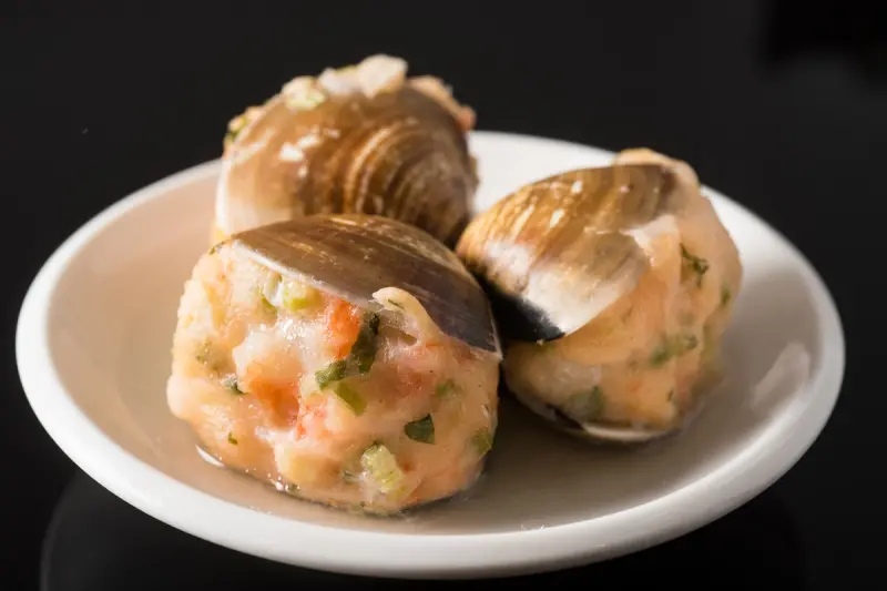 ▲台北六福萬怡酒店旗下粵亮廣式料理推優惠套餐,即日起至9月28日,「靓港點」平日午間飲茶套餐售價899元+10%,吃得到多種口味的燒賣,共計11道以上港點。(圖/台北六福萬怡提供)