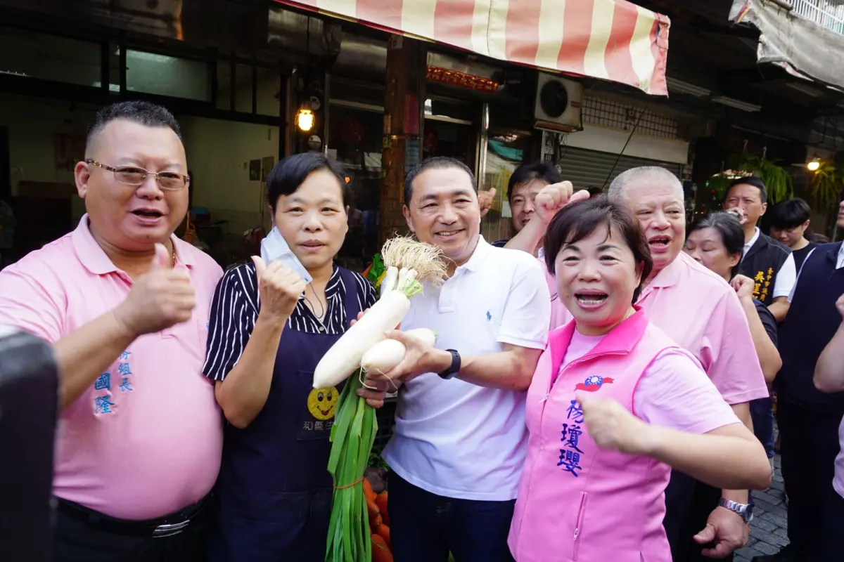 ▲國民黨總統參選人侯友宜台中行前往大雅永興宮，立委楊瓊瓔街掃街大雅公有市場(圖／柳榮俊攝2023.8.11)