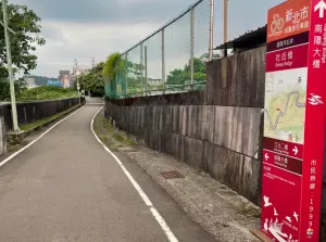 ▲新北市河濱自行車道汐止區導覽圖看板內容資訊錯誤百出，新北市府今日也將錯誤圖面拆除。（圖 ／新北市議員張錦豪提供）