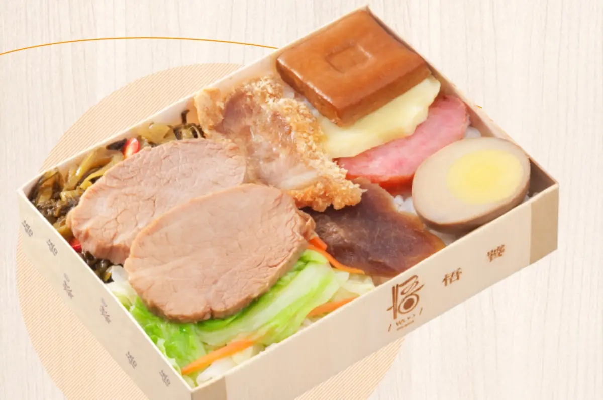 ▲鮭魚之亂還沒完！悟饕池上飯包新品「咔滋鰈魚」，8月16日祭出3大優惠活動，出示身分證名字有「鰈」同字，免費送「30個咔滋鰈魚飯包」；有「ㄩˊ」同音者享有咔滋鰈魚飯包「買1送1」。（圖／翻攝自悟饕池上飯包官網）