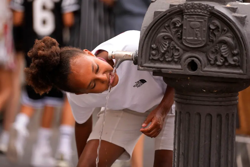 ▲夏威夷野火災情嚴重，今年全球異常高溫與熱浪頻傳，西班牙本週也面臨今年第三次熱浪，多地氣溫飆破攝氏40度。圖為馬德里街頭。（圖／美聯社／達志影像）