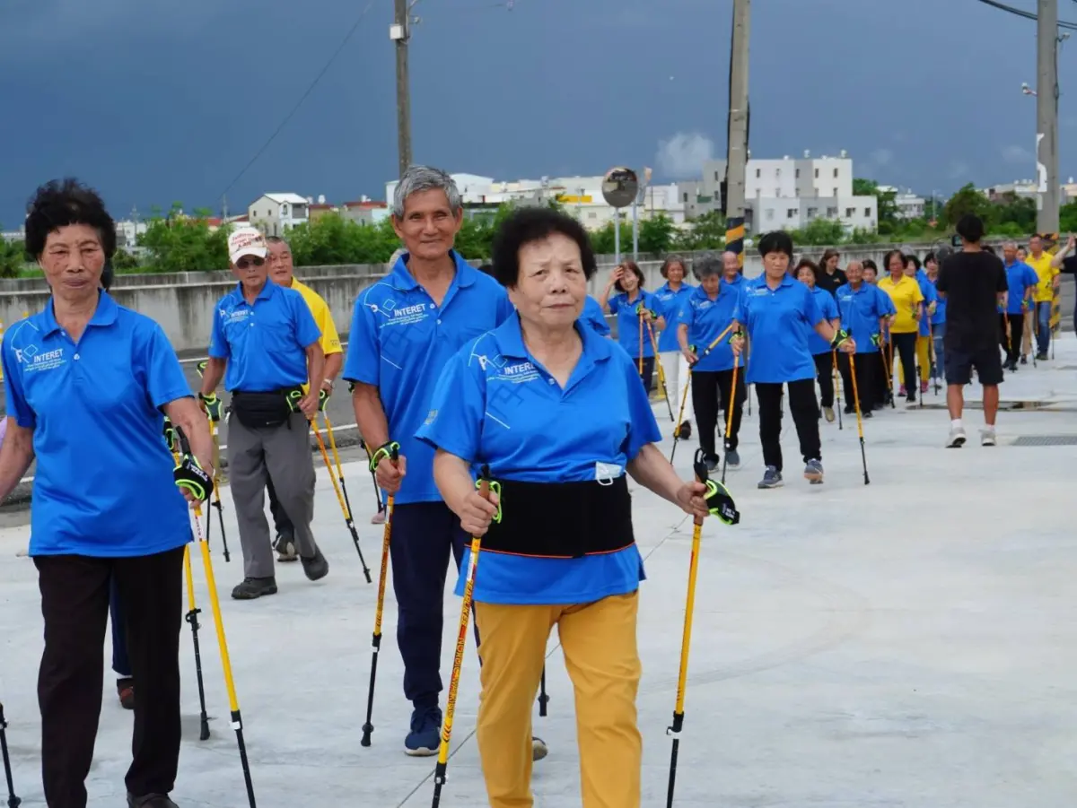 ▲嘉義縣衛生局與南華大學推動「高齡者複合式健走」計畫，讓長者藉由北歐式健走杖來做運動（圖／嘉義縣政府提供）