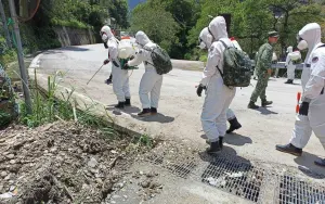 被陳建仁酸 許淑華控:地方才傳災情、中央已撤應變中心 ▲環保局帶領軍方人員,協助進入部落消毒。(圖/南投縣政府提供,2023.08.11)