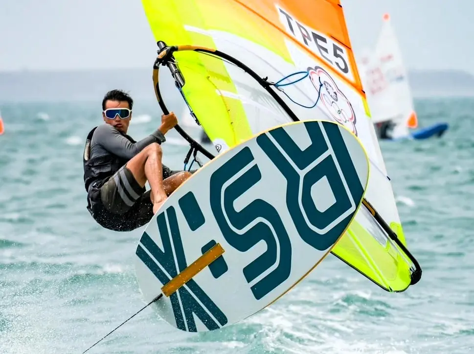 ▲112年總統盃全國帆船錦標賽，許智凱成最大贏家，分別在男子組風浪板開放型6.1及風浪板水翼型，拿下雙料冠軍。圖／取自賽事粉絲專頁