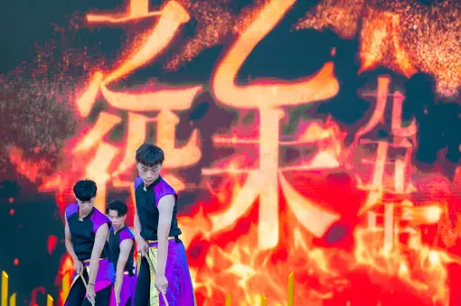 ▲開幕典禮首先演出選自1895乙未保台紀念公園定目劇《行過乙未》，將客家文學融入乙未戰爭歷史，呼應客家硬頸精神及追尋自由的過程（圖／桃園市政府提供）