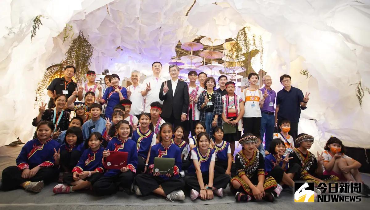 ▲世界客家博覽會今天開幕，其中台灣館-高雄展區下午也有一場「原客快閃不插電合唱」為高雄展區揭開序幕。（圖／記者李春台攝，2023.08.11）