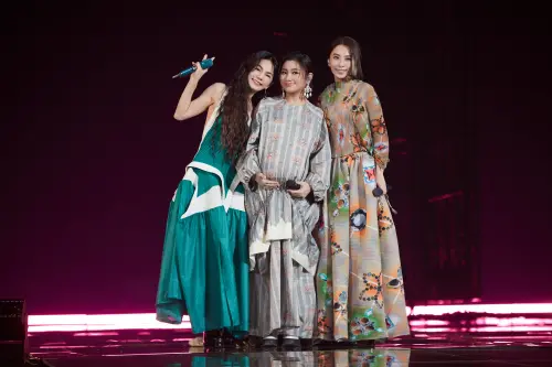 S.H.E暌違4年終於合體演出,演唱歌曲〈給小孩〉、〈美麗新世界〉。(圖/何樂音樂提供) ▲S.H.E暌違4年終於合體演出,演唱歌曲〈給小孩〉、〈美麗新世界〉。(圖/何樂音樂提供)
