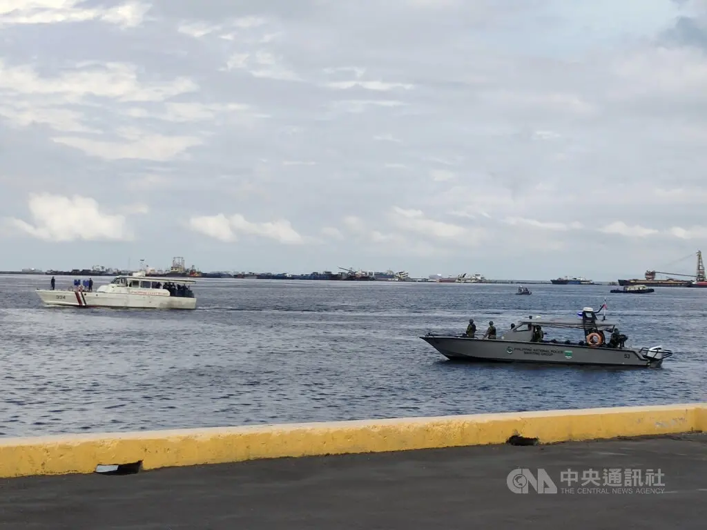 ▲菲律賓11日出動武裝部隊指揮中心、海巡隊、國家海岸監測中心、海軍及警方海事小組等11個單位在馬尼拉灣展開海上應變演練，檢驗並展現相關單位偵察、識別和攔截責任區內海上威脅的能力。（圖／中央社記者陳妍君馬尼拉灣攝 112年8月11日）